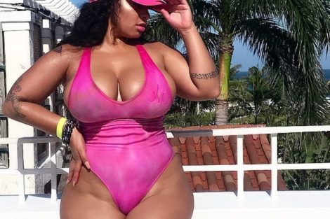 Femme black de style en maillot de bain rose
