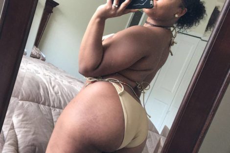 Selfie de femme black en culotte